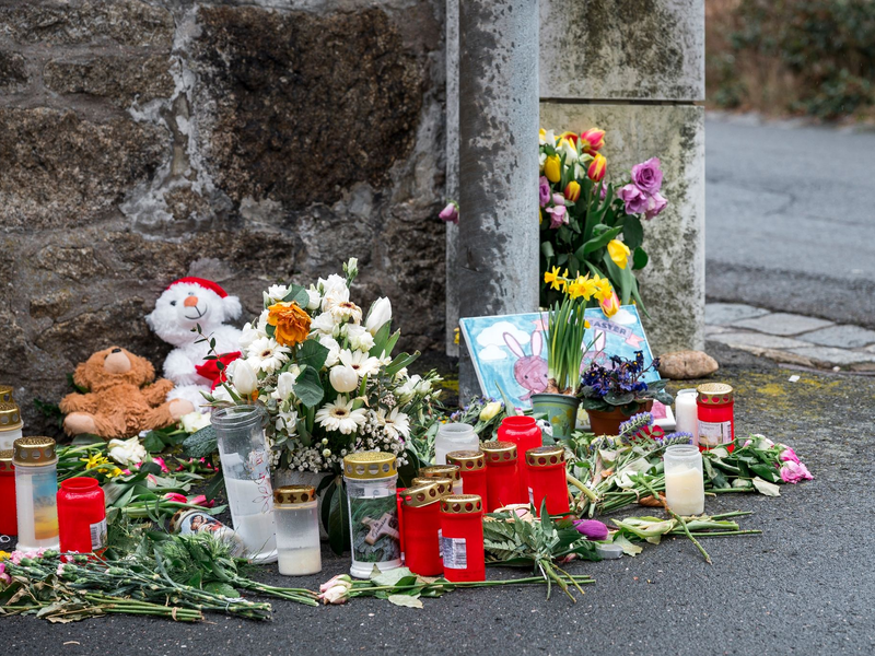 Blumen, Kuscheltiere und Kerzen vor dem Kinder- und Jugendhilfezentrum, in dem die Zehnjährige tot aufgefunden wurde. - Foto: Daniel Vogl/dpa