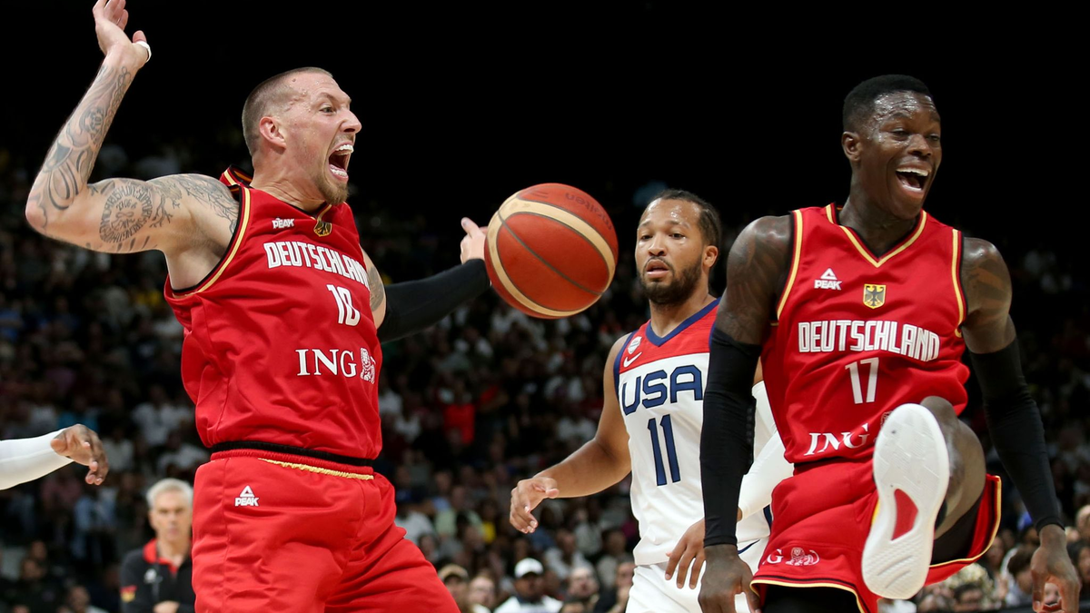 Daniel Theis (l) und Dennis Schröder (r) kennen sich seit der Kindheit. - Foto: Matthias Stickel/dpa