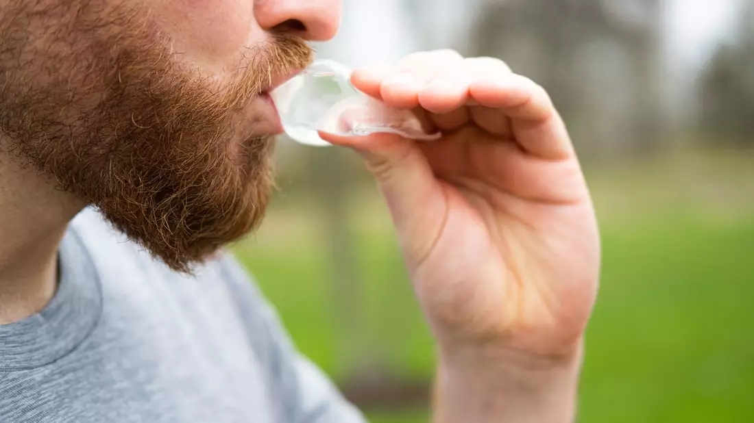 Ein Mann trinkt Wasser aus der kompostierbaren Verpackung des Start-up-Unternehmens Notpla. - Bild: -/Notpla/dpa