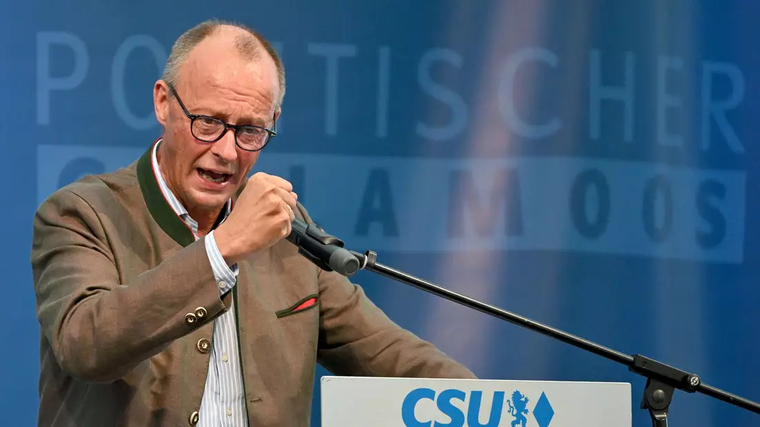CDU-Chef Friedrich Merz spricht beim Politischen Frühschoppen Gillamoos. - Bild: Sven Hoppe/dpa
