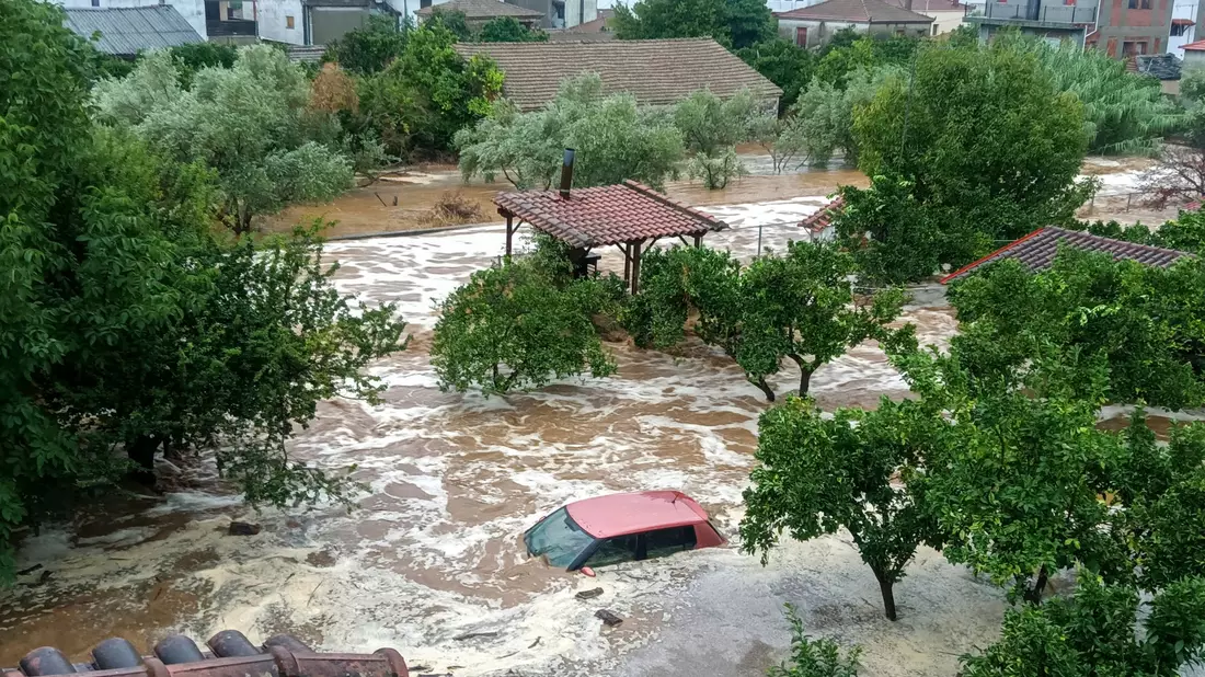 Bei schweren Unwettern ist in Mittelgriechenland ein Mensch ums Leben gekommen. Das Sturmtief «Daniel» sorgte in vielen Teilen Griechenlands für Überschwemmungen. - Bild: Thanasis Kalliaras/Eurokinissi/AP/dpa