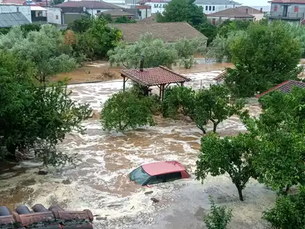 Bei schweren Unwettern ist in Mittelgriechenland ein Mensch ums Leben gekommen. Das Sturmtief «Daniel» sorgte in vielen Teilen Griechenlands für Überschwemmungen. - Foto: Thanasis Kalliaras/Eurokinissi/AP/dpa