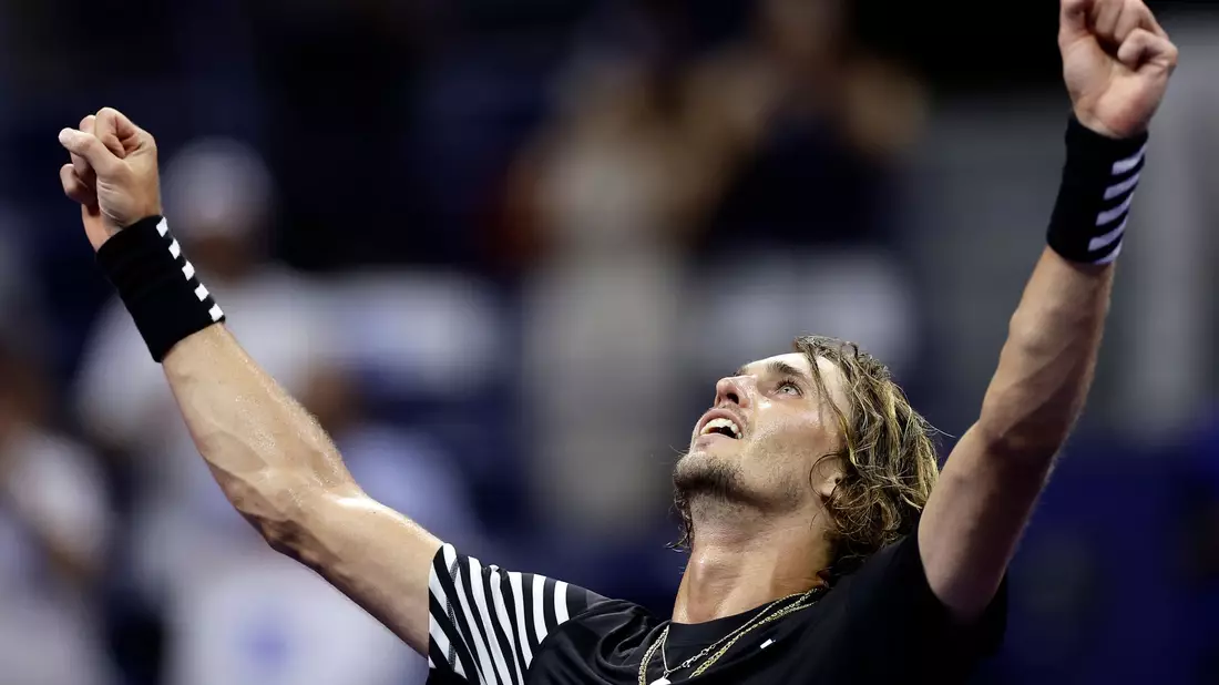 Tennis-Olympiasieger Alexander Zverev jubelt nach seinem Sieg. - Bild: Adam Hunger/AP/dpa