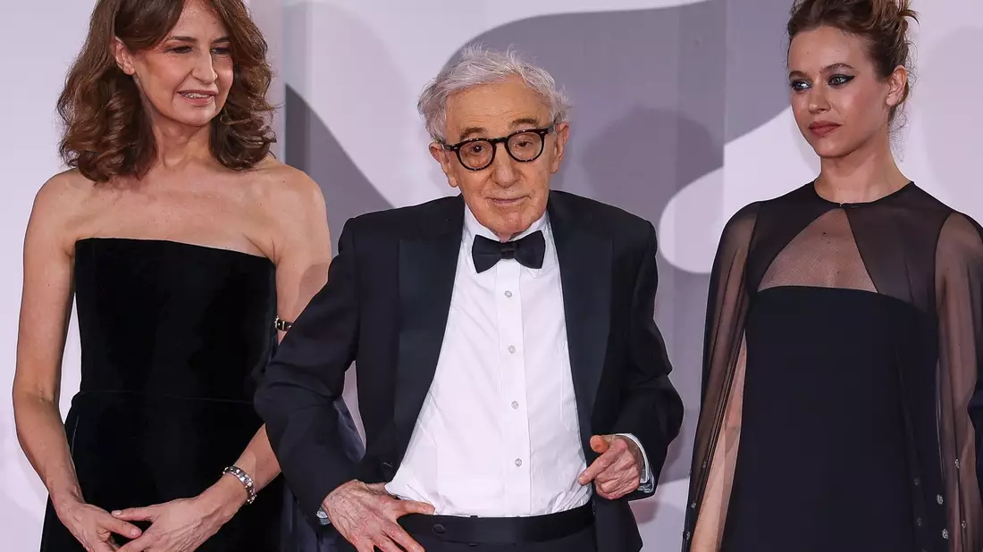 Valerie Lemercier (l-r), Woody Allen und Lou de Laage bei der Premiere von «Coup de Chance» in Venedig. - Bild: Vianney Le Caer/Invision/AP/dpa