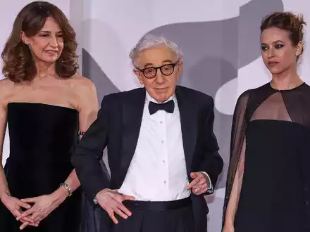 Valerie Lemercier (l-r), Woody Allen und Lou de Laage bei der Premiere von «Coup de Chance» in Venedig. - Foto: Vianney Le Caer/Invision/AP/dpa