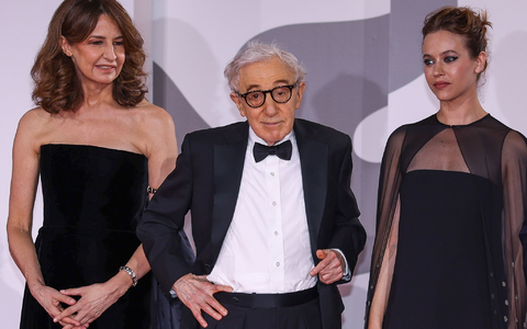 Valerie Lemercier (l-r), Woody Allen und Lou de Laage bei der Premiere von «Coup de Chance» in Venedig. - Foto: Vianney Le Caer/Invision/AP/dpa