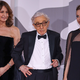 Valerie Lemercier (l-r), Woody Allen und Lou de Laage bei der Premiere von «Coup de Chance» in Venedig. - Foto: Vianney Le Caer/Invision/AP/dpa