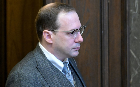 Der Angeklagte ehemalige Burgschauspieler Florian Teichtmeister steht in Wien wegen  Besitzes und Herstellung von Kinderpornografie vor Gericht. - Foto: Roland Schlager/APA/dpa