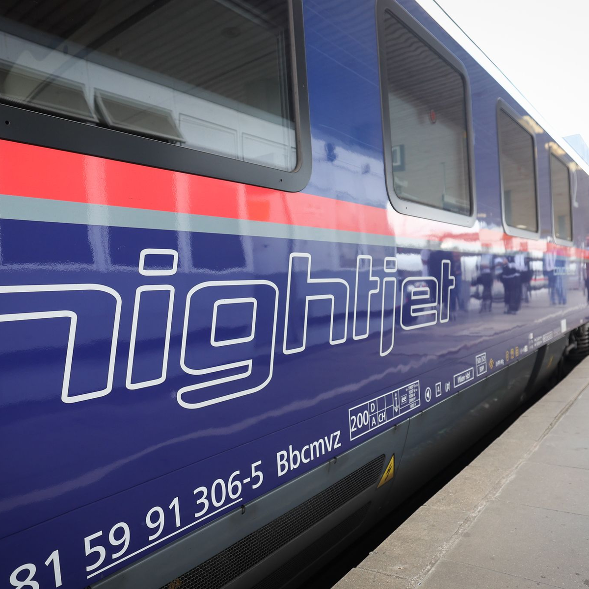 Nach der Abkehr vom Nachtzug vor rund zehn Jahren arbeitet die Deutsche Bahn derzeit an einer Trendwende. - Foto: Christian Charisius/dpa