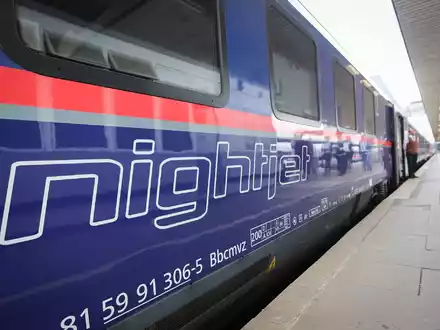 Nach der Abkehr vom Nachtzug vor rund zehn Jahren arbeitet die Deutsche Bahn derzeit an einer Trendwende. - Foto: Christian Charisius/dpa