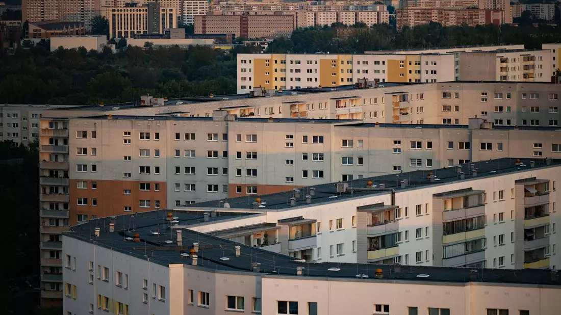 Plattenbauten im Berliner Stadtteil Neu-Hohenschönhausen. - Bild: Sebastian Gollnow/dpa