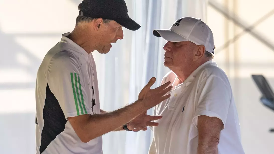 Bayerns Trainer Thomas Tuchel (l) und Ehrenpräsident Uli Hoeneß haben zeitweise unterschiedliche Meinungen. - Bild: David Inderlied/dpa