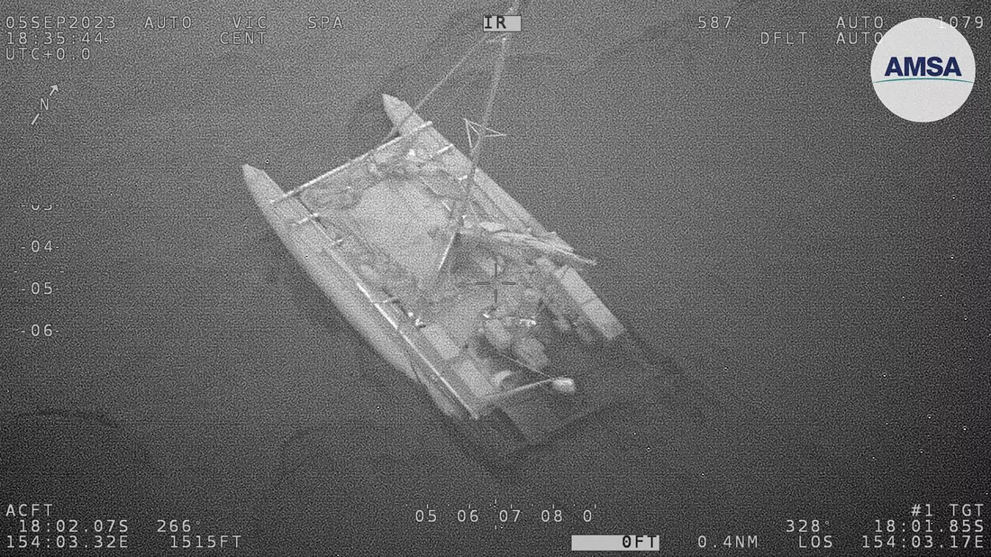Ein aufblasbarer Katamaran ist im Korallenmeer in Seenot geraten. - Bild: Uncredited/AUSTRALIAN MARITIME SAFETY AUTHORITY/dpa