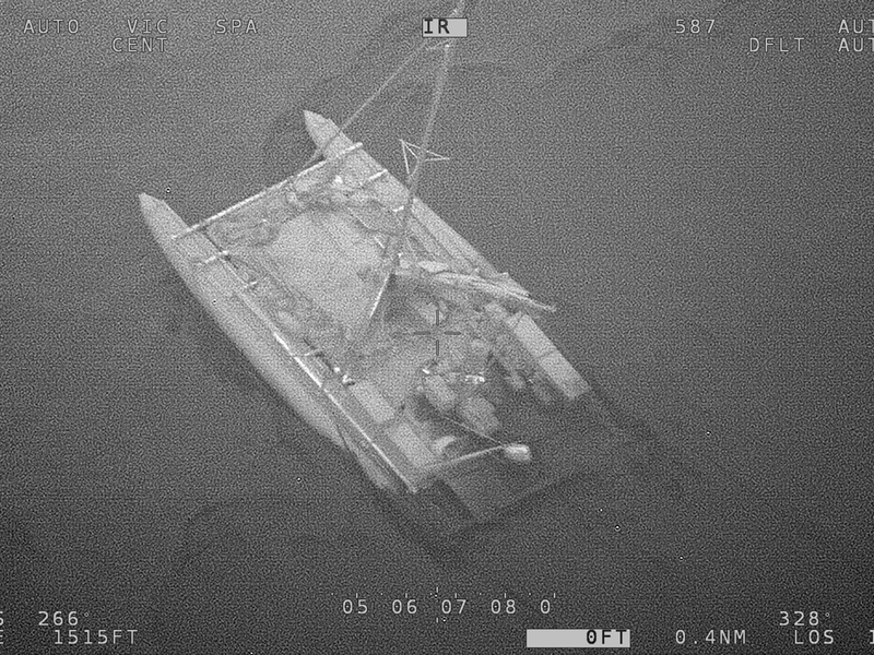 Ein aufblasbarer Katamaran ist im Korallenmeer in Seenot geraten. - Foto: Uncredited/AUSTRALIAN MARITIME SAFETY AUTHORITY/dpa