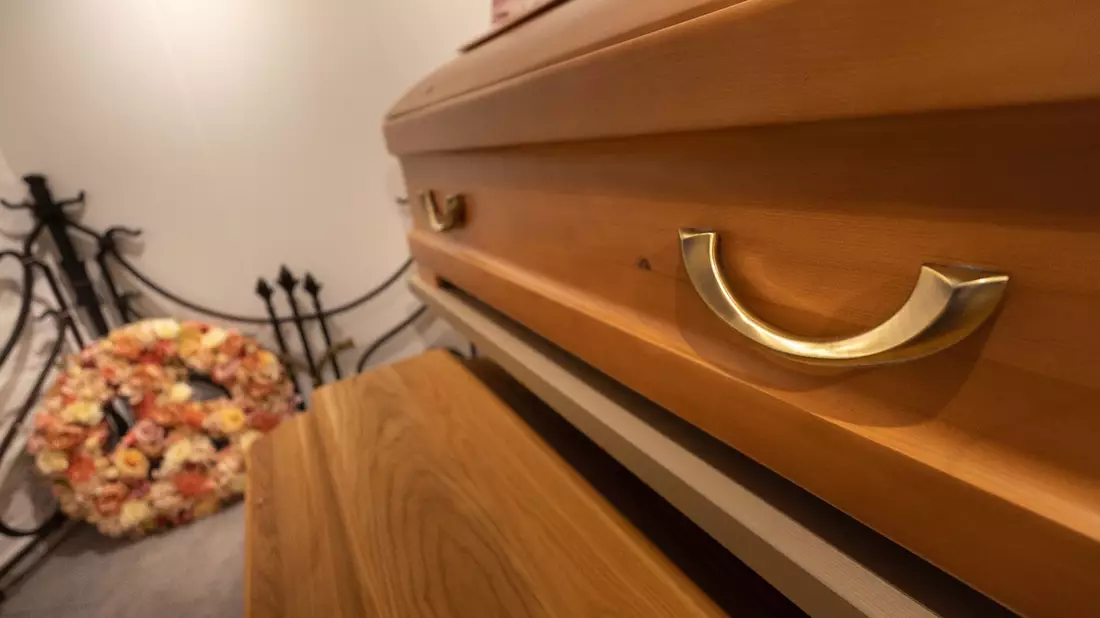 Bei Frauen fiel die Lebenserwartung 2022 gegenüber 2019 von 83,5 auf 82,8 Jahre; bei Männern von 78,7 auf 78,1 Jahre (Symbolbild). - Bild: Dieter Menne/dpa