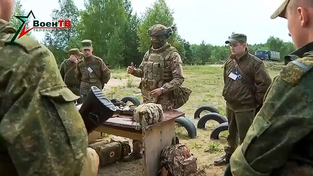 Ein Ausbilder der Söldnerarmee Wagner (m.) im Gespräch mit belarussischen Soldaten während eines Trainings in der Nähe von Minsk. (Archivbild) - Bild: Belarusian Defense Ministry/VoenTV/AP/dpa