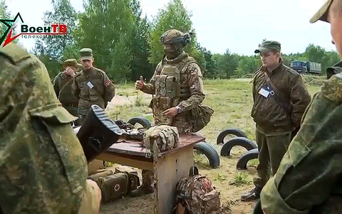 Ein Ausbilder der Söldnerarmee Wagner (m.) im Gespräch mit belarussischen Soldaten während eines Trainings in der Nähe von Minsk. (Archivbild) - Foto: Belarusian Defense Ministry/VoenTV/AP/dpa