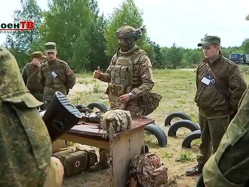 Ein Ausbilder der Söldnerarmee Wagner (m.) im Gespräch mit belarussischen Soldaten während eines Trainings in der Nähe von Minsk. (Archivbild) - Foto: Belarusian Defense Ministry/VoenTV/AP/dpa