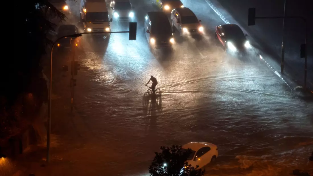 Eine Straße in Istanbul steht nach sturzartigen Regenfällen unter Wasser. - Bild: Khalil Hamra/AP/dpa