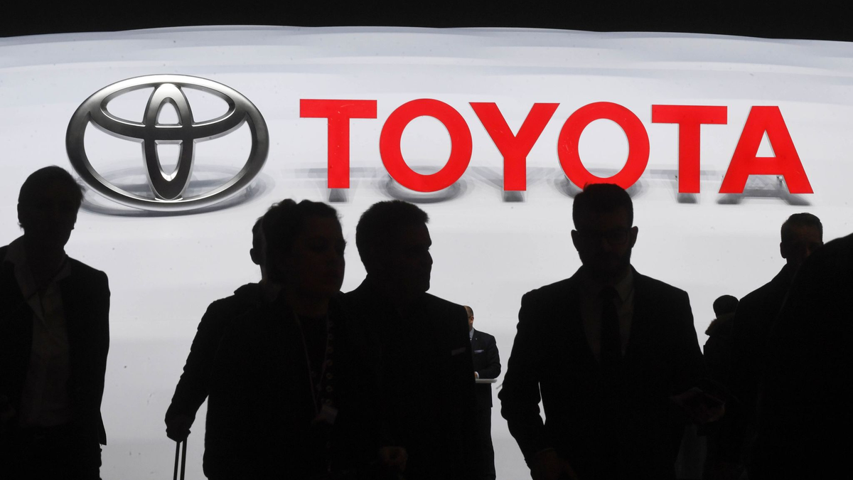 Der japanische Autoriese Toyota muss wegen eines Unfalls bei einem Zulieferer erneut Produktionsbänder in Japan stoppen. - Foto: Uli Deck/dpa