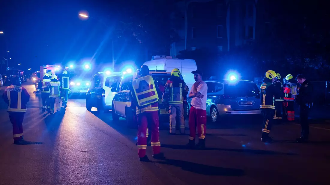In Berlin-Neukölln kam es in der Nacht zum Mittwoch zu einer Schlägerei mit etlichen Beteiligten, bei der auch Beamte verletzt wurden. - Bild: Paul Zinken/dpa
