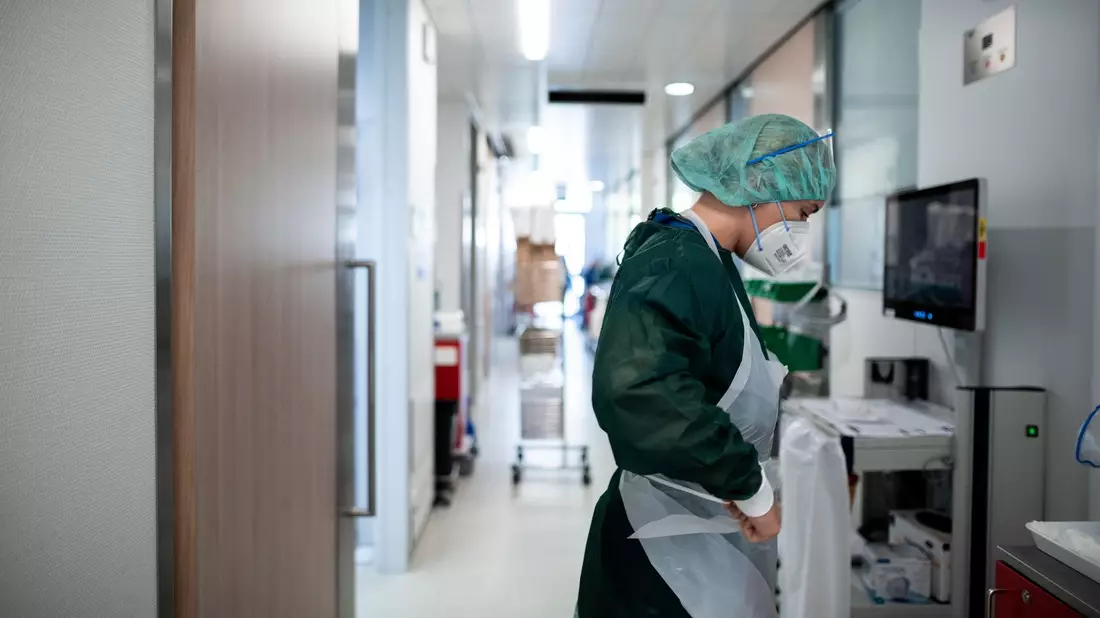 Der Personalmangel in deutschen Krankenhäusern könnte im Herbst bei steigenden Coronazahlen zum Problem werden. - Bild: Fabian Strauch/dpa