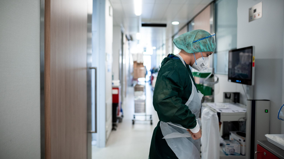 Der Personalmangel in deutschen Krankenhäusern könnte im Herbst bei steigenden Coronazahlen zum Problem werden. - Foto: Fabian Strauch/dpa