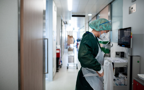 Der Personalmangel in deutschen Krankenhäusern könnte im Herbst bei steigenden Coronazahlen zum Problem werden. - Foto: Fabian Strauch/dpa