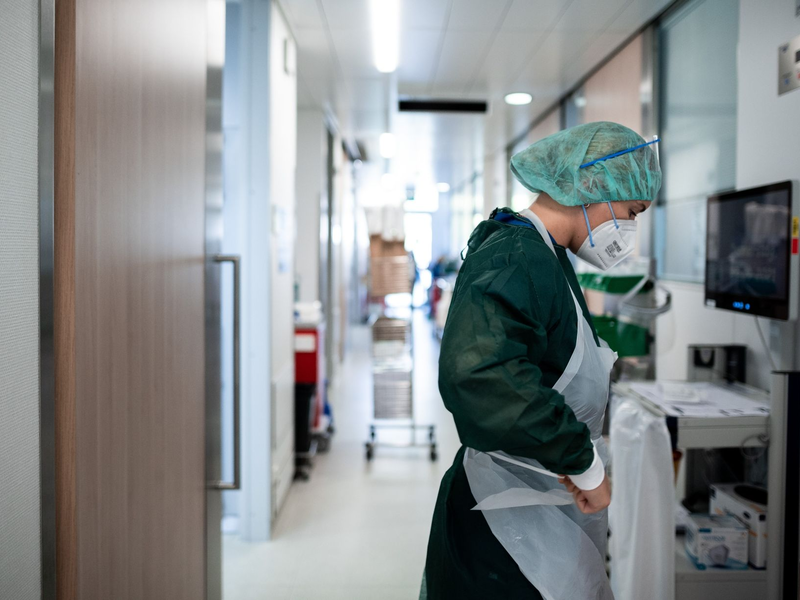 Der Personalmangel in deutschen Krankenhäusern könnte im Herbst bei steigenden Coronazahlen zum Problem werden. - Foto: Fabian Strauch/dpa