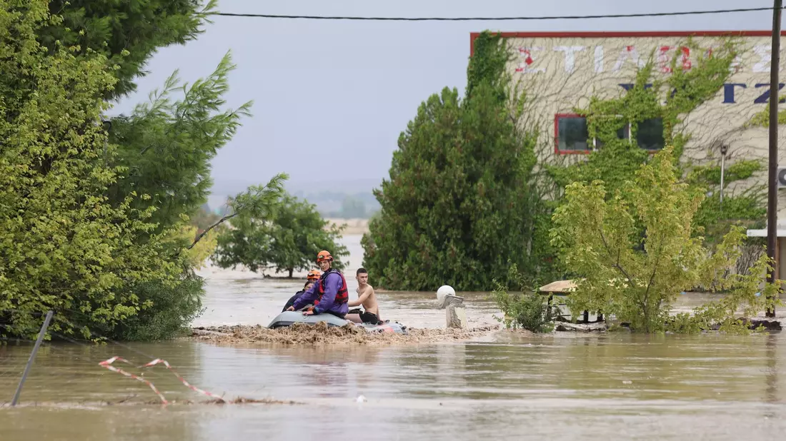 Hochwasser umgibt Häuser und Bauernhöfe nach dem Rekordregen in der Region Thessalien. - Bild: Vaggelis Kousioras/AP/dpa