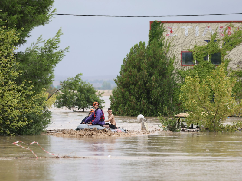 Hochwasser umgibt Häuser und Bauernhöfe nach dem Rekordregen in der Region Thessalien. - Foto: Vaggelis Kousioras/AP/dpa