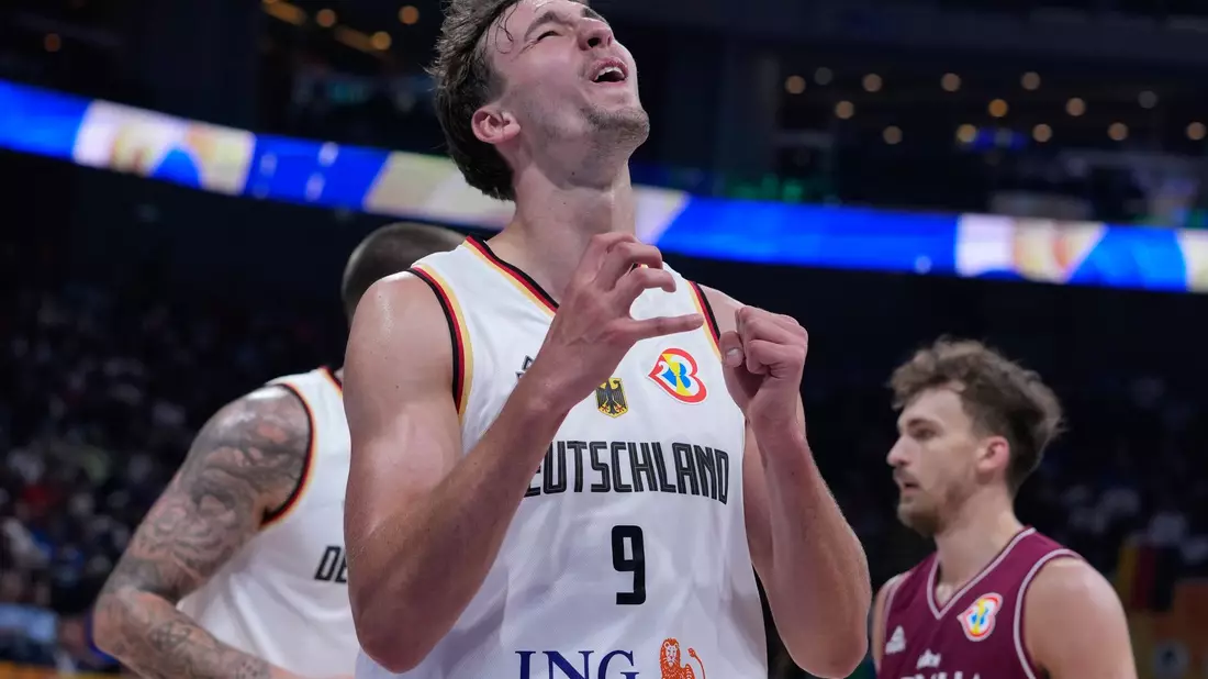 Franz Wagner jubelt über den Einzug der deutschen Basketballer ins WM-Halbfinale. - Bild: Michael Conroy/AP/dpa