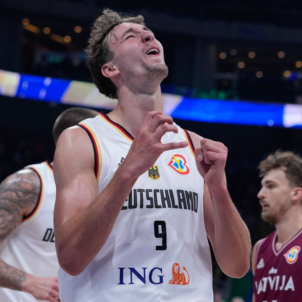 Franz Wagner jubelt über den Einzug der deutschen Basketballer ins WM-Halbfinale. - Foto: Michael Conroy/AP/dpa