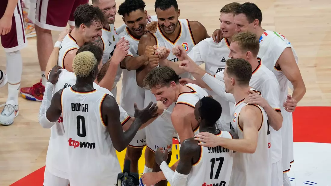 Die deutschen Basketballer feiern den Einzug ins WM-Halbfinale. - Bild: Aaron Favila/AP/dpa
