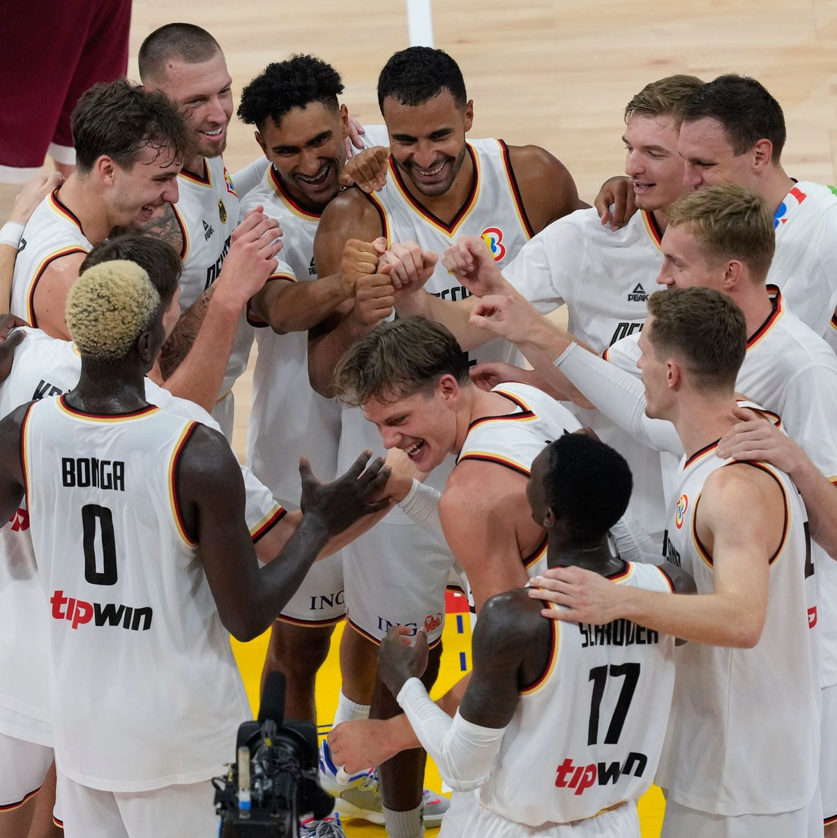 Die deutschen Basketballer feiern den Einzug ins WM-Halbfinale. - Foto: Aaron Favila/AP/dpa