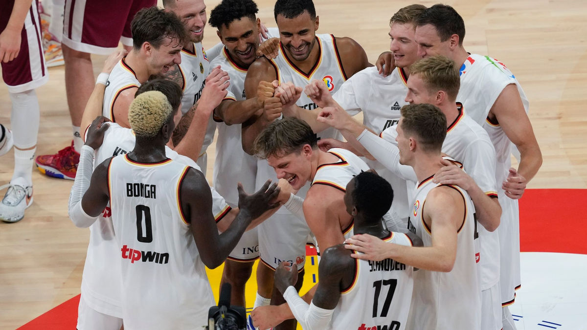 Die deutschen Basketballer feiern den Einzug ins WM-Halbfinale. - Foto: Aaron Favila/AP/dpa