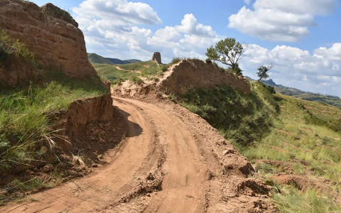 Das von Polizei im Kreis Youyu Ende August veröffentlichte Foto zeigt den zerstörten Abschnitt der weltberühmten Großen Mauer in der nordchinesischen Provinz Shanxi. - Foto: -/Polizei Youyu/dpa