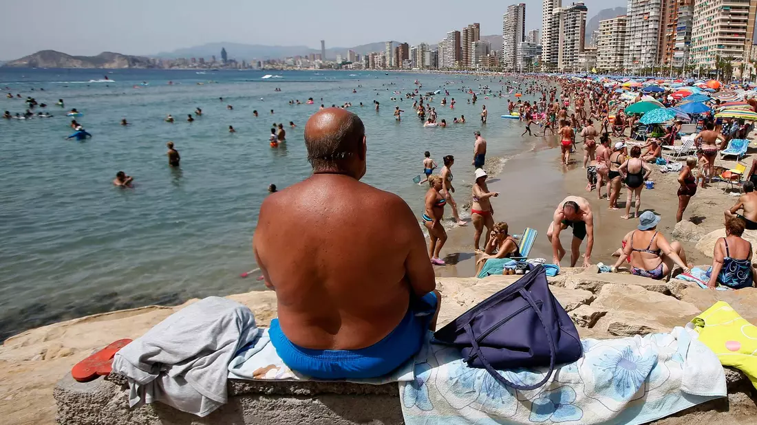 Sonnenhungrige am Strand von Benidorm. - Bild: Manuel Lorenzo/EFE/epa/dpa