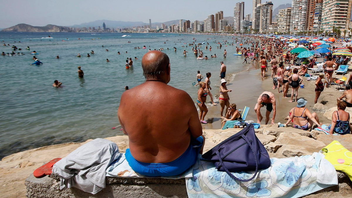 Sonnenhungrige am Strand von Benidorm. - Foto: Manuel Lorenzo/EFE/epa/dpa