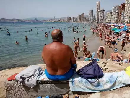 Sonnenhungrige am Strand von Benidorm. - Foto: Manuel Lorenzo/EFE/epa/dpa