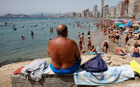 Sonnenhungrige am Strand von Benidorm. - Foto: Manuel Lorenzo/EFE/epa/dpa
