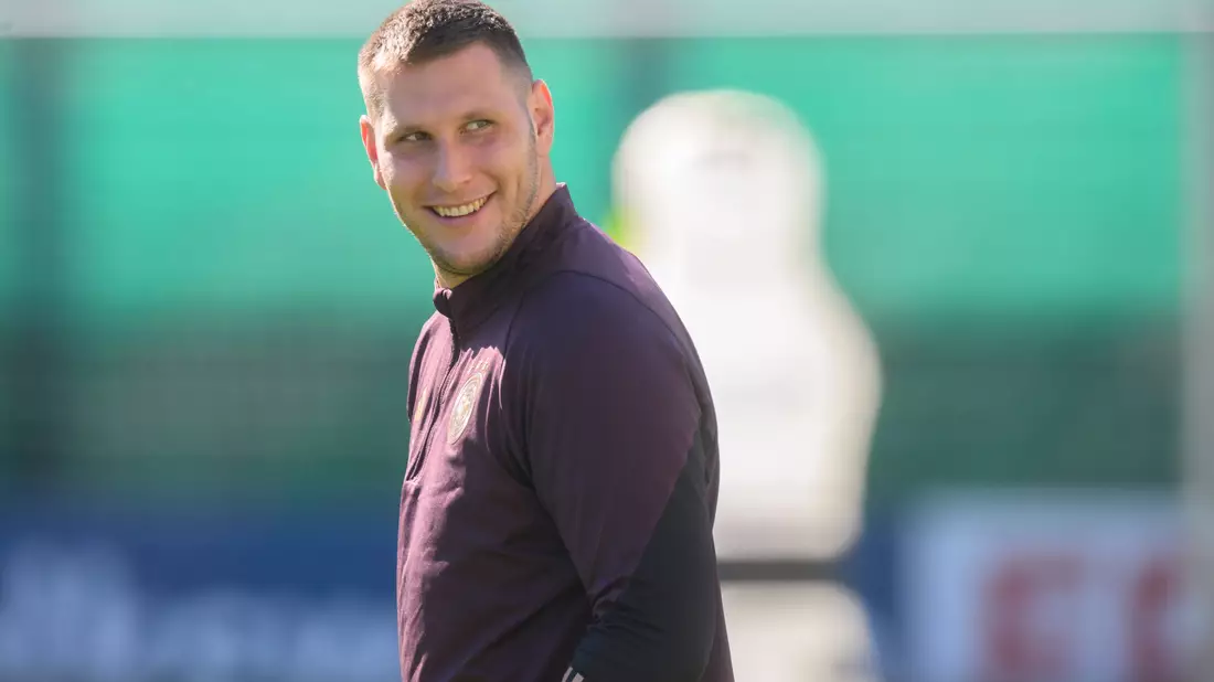 Schaut optimistisch nach vorne: Niklas Süle. - Bild: Julian Stratenschulte/dpa