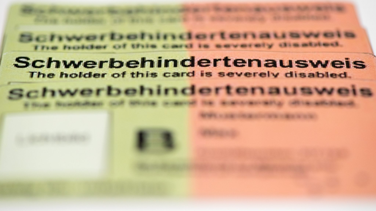 Der Europäischer Behindertenausweis soll besondere Bedingungen und Vorzugsbehandlungen bei öffentlichen und privaten Einrichtungen ermöglichen. - Foto: Andrea Warnecke/dpa-tmn