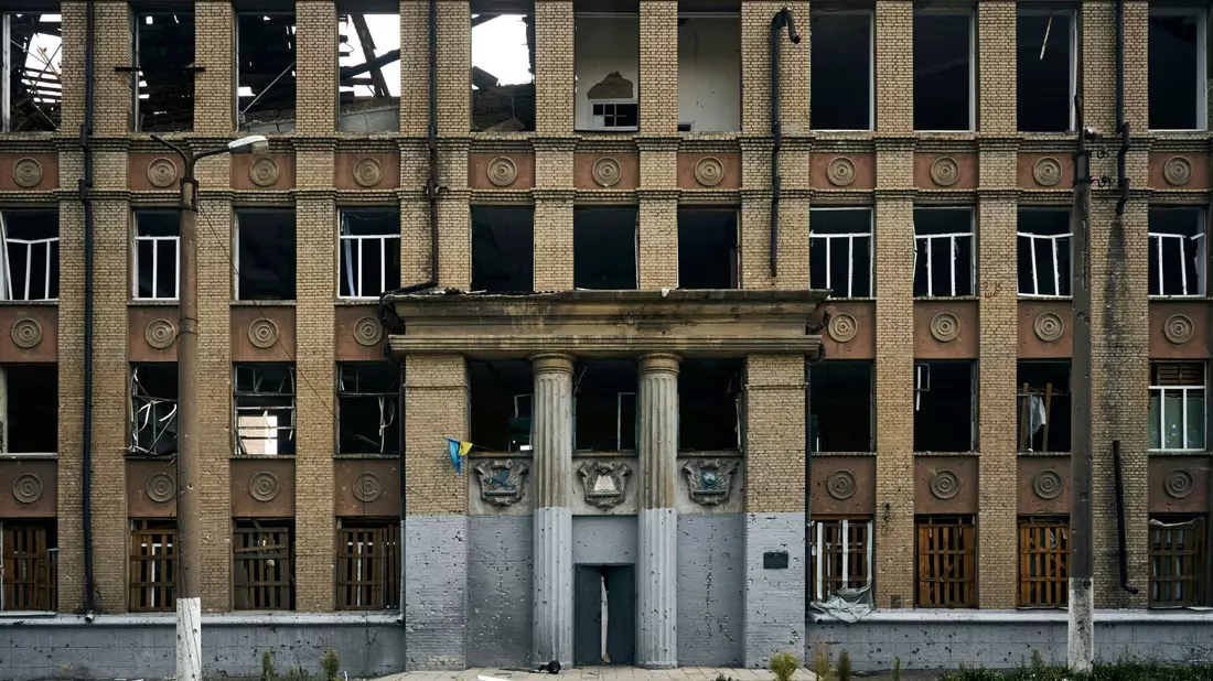 In der ostukrainischen Stadt Kostjantyniwka sind 
durch russischen Beschuss zahlreiche Menschen getötet worden. - Bild: Kostiantyn Liberov/AP/dpa