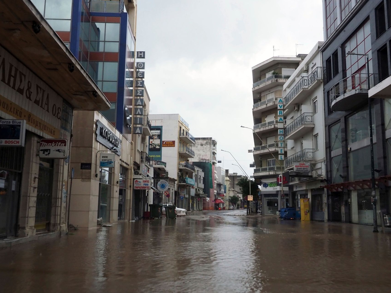 Erste Schäden der Regenkatastrophe in Griechenland sind sichtbar - das genaue Ausmaß ist aber noch unklar. Einige Gebiete sind praktisch von der Außenwelt abgeschnitten. - Foto: Thodoris Nikolaou/AP/dpa