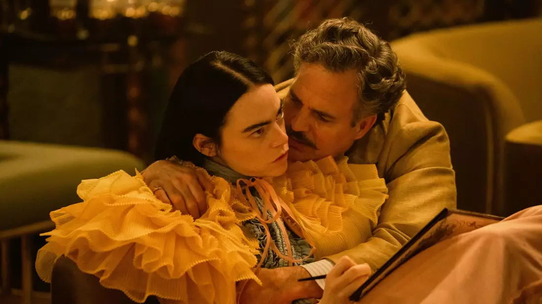 Emma Stone und Mark Ruffalo in einer Szene aus «Poor Things». - Bild: Atsushi Nishijima/023 20th Century Studios /Filmfest Venedig/dpa