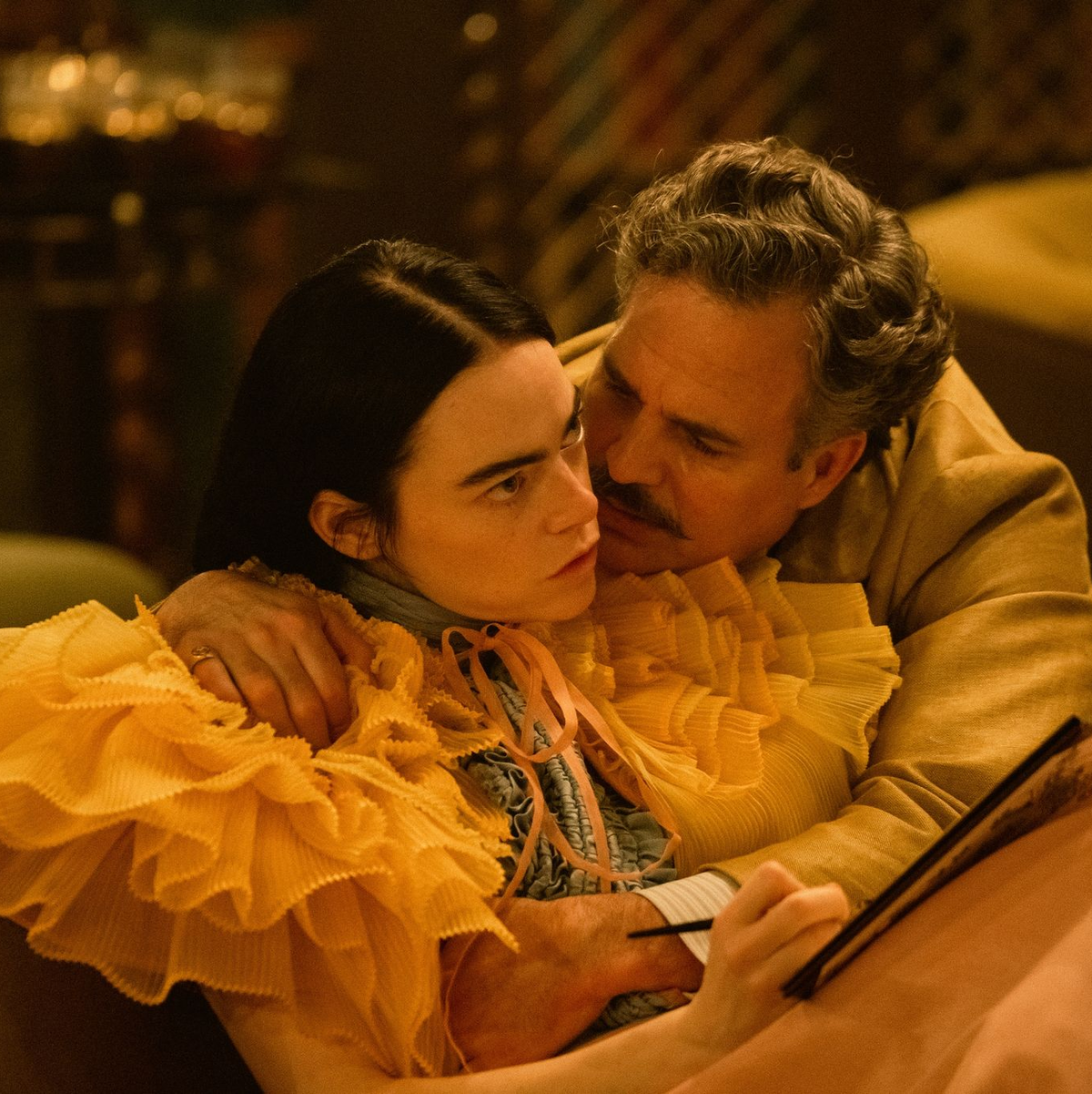 Emma Stone und Mark Ruffalo in einer Szene aus «Poor Things». - Foto: Atsushi Nishijima/023 20th Century Studios /Filmfest Venedig/dpa