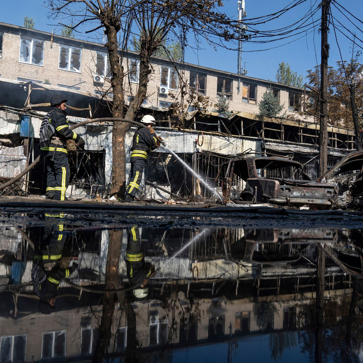Nach dem Beschuss eines Marktplatzes in der ostukrainischen Stadt Kostjantyniwka löschen Rettungskräfte ein Feuer. - Foto: Evgeniy Maloletka/AP/dpa