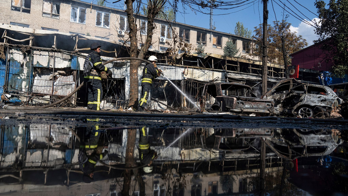 Nach dem Beschuss eines Marktplatzes in der ostukrainischen Stadt Kostjantyniwka löschen Rettungskräfte ein Feuer. - Foto: Evgeniy Maloletka/AP/dpa