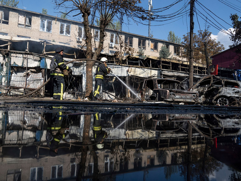 Nach dem Beschuss eines Marktplatzes in der ostukrainischen Stadt Kostjantyniwka löschen Rettungskräfte ein Feuer. - Foto: Evgeniy Maloletka/AP/dpa